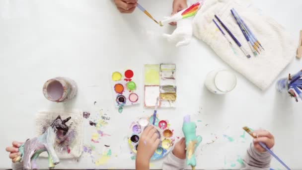 Steg För Steg Små Flickor Målning Papper Mache Unicorn Med — Stockvideo
