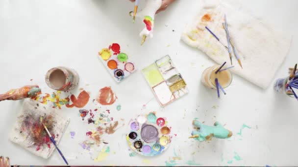 Шаг Шагом Маленькие Девочки Рисуют Бумажный Маше Единорог Акриловой Краской — стоковое видео