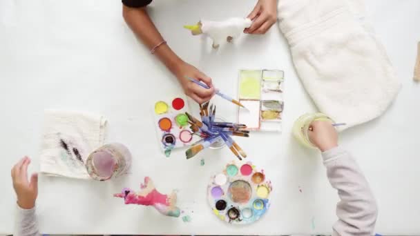 时间流逝 循序渐进 小女孩画纸纸浆独角兽用丙烯酸漆 — 图库视频影像