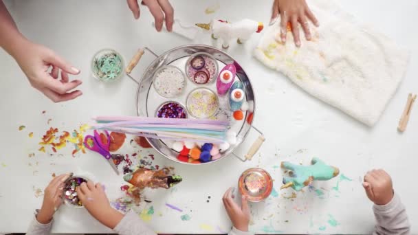 Passo Passo Meninas Pequenas Decorando Papel Mache Unicórnio Com Brilho — Vídeo de Stock