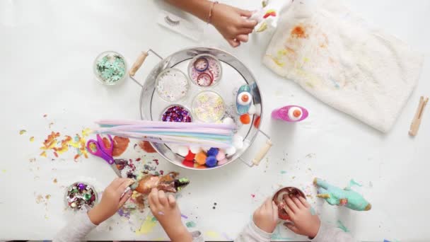 Passo Passo Meninas Pequenas Decorando Papel Mache Unicórnio Com Brilho — Vídeo de Stock