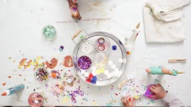 Adım adım. Küçük kızlar kağıt mache unicorn glitter ve kağıt çiçeklerle dekorasyon