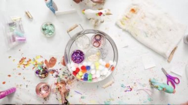 Adım adım. Küçük kızlar kağıt mache unicorn glitter ve kağıt çiçeklerle dekorasyon