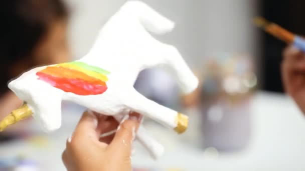 Flickor Dekorera Deras Små Papper Mache Enhörningar Figuriner Unicorn Extravaganza — Stockvideo