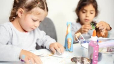 Küçük kızlar küçük dekorasyon tek boynuzlu at figürin mache kağıt