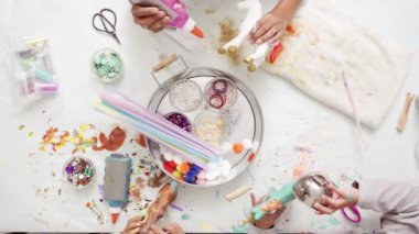 Adım adım. Küçük kızlar kağıt mache unicorn glitter ve kağıt çiçeklerle dekorasyon