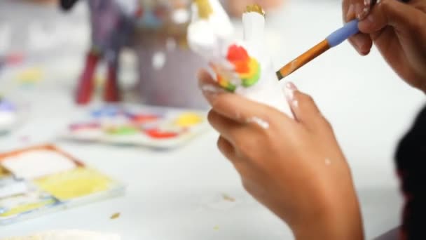 Meninas Pequenas Decorando Pequenas Estatuetas Papel Mache Unicórnio — Vídeo de Stock