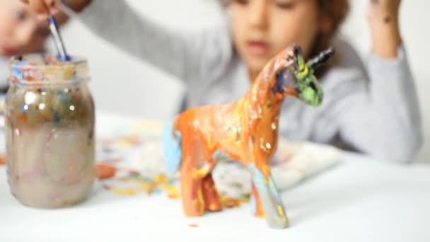 Małe Dziewczynki Dekorowanie Mały Papier Mache Figurki Jednorożca — Wideo stockowe