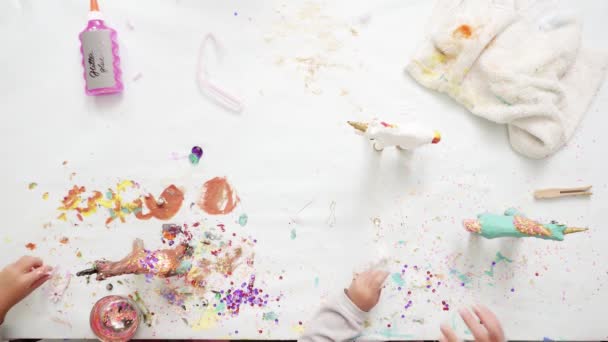 Passo Passo Meninas Pequenas Decorando Papel Mache Unicórnio Com Brilho — Vídeo de Stock