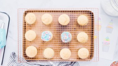 Adım adım. Tek boynuzlu at temalı vanilyalı kek gökkuşağı buttercream frosting ile dekorasyon.