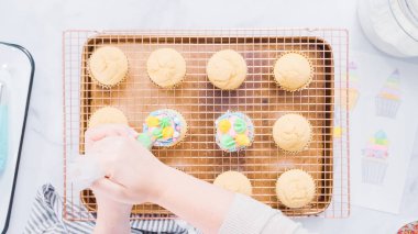 Adım adım. Tek boynuzlu at temalı vanilyalı kek gökkuşağı buttercream frosting ile dekorasyon.