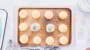 Adım adım. Tek boynuzlu at temalı vanilyalı kek gökkuşağı buttercream frosting ile dekorasyon.