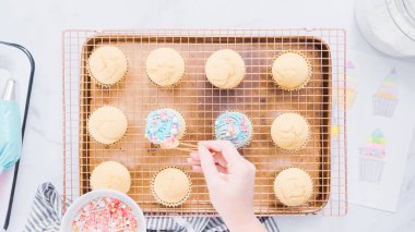 Adım adım. Tek boynuzlu at temalı vanilyalı kek gökkuşağı buttercream frosting ile dekorasyon.