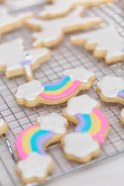 Tek boynuzlu at temalı şekerli kurabiyeleri kraliyet kremalı süsleme.