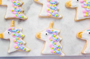 Tek boynuzlu at temalı şekerli kurabiyeleri kraliyet kremalı süsleme.