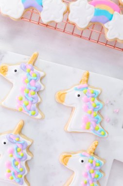 Tek boynuzlu at temalı şekerli kurabiyeleri kraliyet kremalı süsleme.