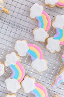 Tek boynuzlu at temalı şekerli kurabiyeleri kraliyet kremalı süsleme.