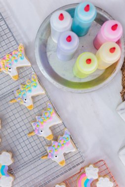 Tek boynuzlu at temalı şekerli kurabiyeleri kraliyet kremalı süsleme.