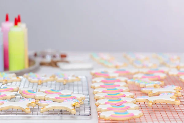 Decorar Biscoitos Açúcar Com Tema Unicórnio Com Gelo Real — Fotografia de Stock
