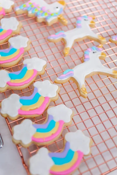 Décorer Les Biscuits Sucre Sur Thème Licorne Avec Glaçage Royal — Photo