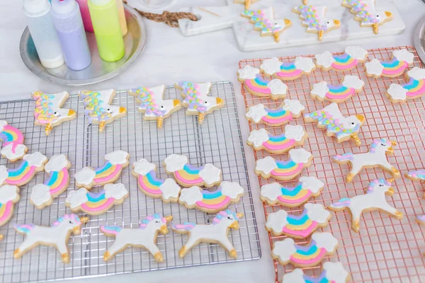 Einhorn Zuckerkekse Mit Königlichem Zuckerguss Dekorieren — Stockfoto