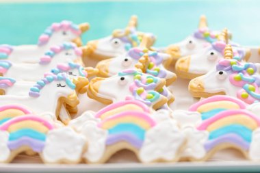 Tek boynuzlu at şekerli kurabiye çocuklar Doğum günü partisinde Kraliyet buzlanma ile dekore edilmiş.