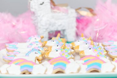 Tek boynuzlu at şekerli kurabiye çocuklar Doğum günü partisinde Kraliyet buzlanma ile dekore edilmiş.