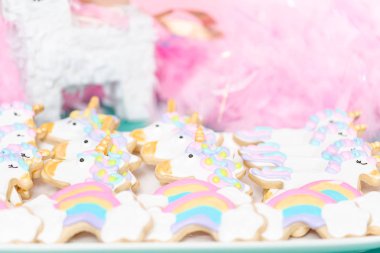 Tek boynuzlu at şekerli kurabiye çocuklar Doğum günü partisinde Kraliyet buzlanma ile dekore edilmiş.