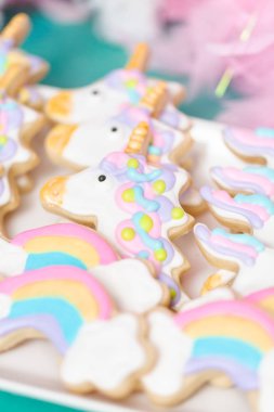 Tek boynuzlu at şekerli kurabiye çocuklar Doğum günü partisinde Kraliyet buzlanma ile dekore edilmiş.