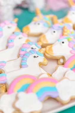 Tek boynuzlu at şekerli kurabiye çocuklar Doğum günü partisinde Kraliyet buzlanma ile dekore edilmiş.