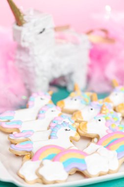 Tek boynuzlu at şekerli kurabiye çocuklar Doğum günü partisinde Kraliyet buzlanma ile dekore edilmiş.