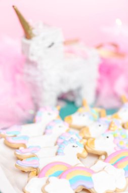 Tek boynuzlu at şekerli kurabiye çocuklar Doğum günü partisinde Kraliyet buzlanma ile dekore edilmiş.