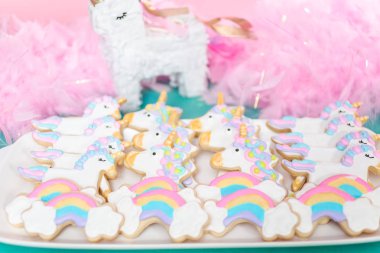 Tek boynuzlu at şekerli kurabiye çocuklar Doğum günü partisinde Kraliyet buzlanma ile dekore edilmiş.