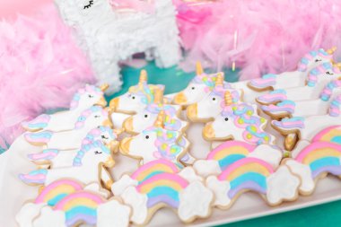 Tek boynuzlu at şekerli kurabiye çocuklar Doğum günü partisinde Kraliyet buzlanma ile dekore edilmiş.