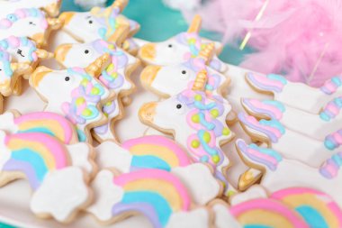 Tek boynuzlu at şekerli kurabiye çocuklar Doğum günü partisinde Kraliyet buzlanma ile dekore edilmiş.