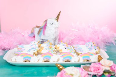 Tek boynuzlu at şekerli kurabiye çocuklar Doğum günü partisinde Kraliyet buzlanma ile dekore edilmiş.