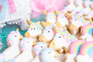 Tek boynuzlu at şekerli kurabiye çocuklar Doğum günü partisinde Kraliyet buzlanma ile dekore edilmiş.