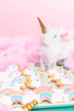 Tek boynuzlu at şekerli kurabiye çocuklar Doğum günü partisinde Kraliyet buzlanma ile dekore edilmiş.