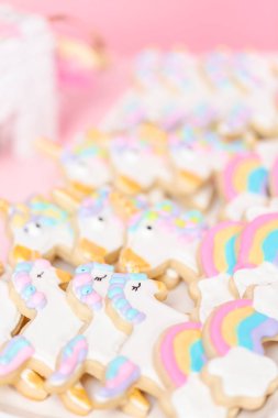 Tek boynuzlu at şekerli kurabiye çocuklar Doğum günü partisinde Kraliyet buzlanma ile dekore edilmiş.