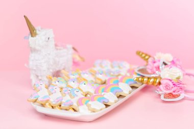 Tek boynuzlu at şekerli kurabiye çocuklar Doğum günü partisinde Kraliyet buzlanma ile dekore edilmiş.