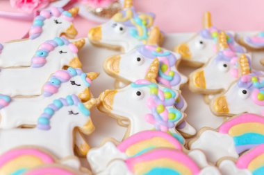 Tek boynuzlu at şekerli kurabiye çocuklar Doğum günü partisinde Kraliyet buzlanma ile dekore edilmiş.