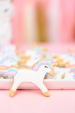 Tek boynuzlu at şekerli kurabiye çocuklar Doğum günü partisinde Kraliyet buzlanma ile dekore edilmiş.