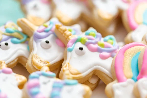 Einhorn Zuckerkekse Mit Königlichem Zuckerguss Auf Der Kindergeburtstagsparty — Stockfoto