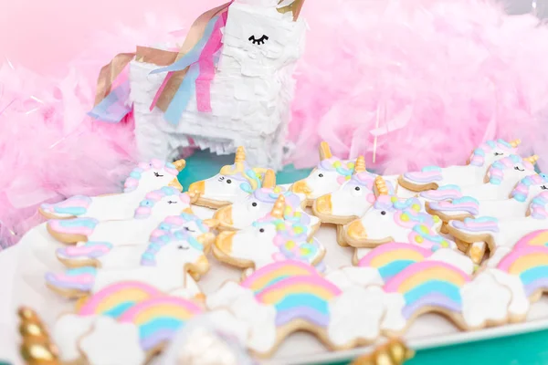 子供の誕生日パーティーで高貴なアイシングで飾られたユニコーン シュガー クッキー — ストック写真