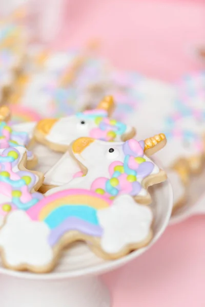 Biscuits Sucre Licorne Décorés Glaçage Royal Dans Stand Gâteau Blanc — Photo