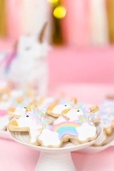 Egyszarvú Cukor Cookie Díszített Fehér Torta Állni Királyi Jegesedés — Stock Fotó