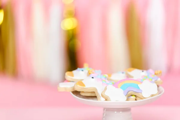 Einhorn Zuckerkekse Mit Königlichem Zuckerguss Weißem Kuchenständer — Stockfoto