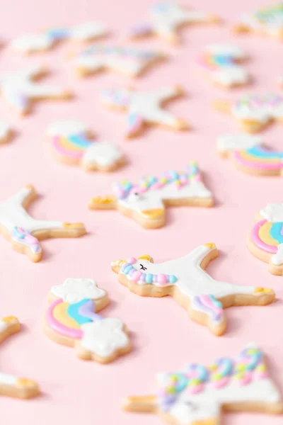 Galletas Azúcar Unicornio Decoradas Con Glaseado Real Sobre Fondo Rosa — Foto de Stock