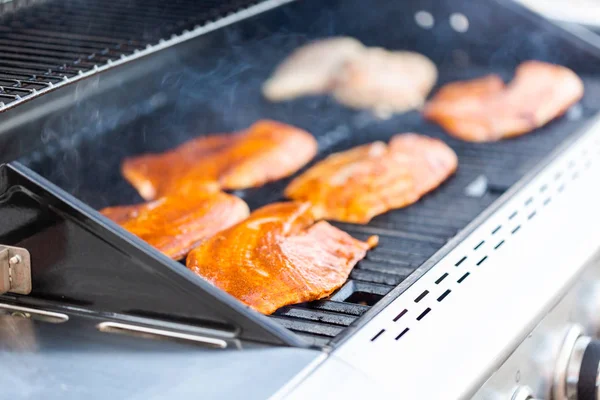 Griller Morue Pour Les Tacos Poisson Sur Gril Gaz Extérieur — Photo