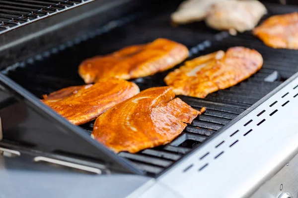 Griller Morue Pour Les Tacos Poisson Sur Gril Gaz Extérieur — Photo